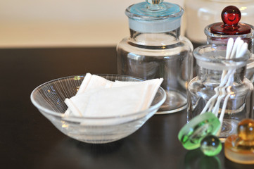 ガラス瓶と綿棒とコットンパフ