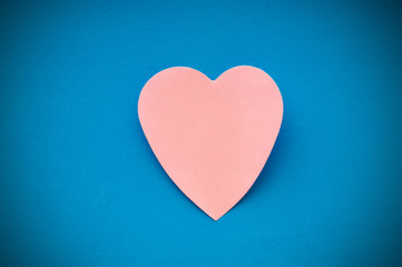Obraz premium Heart shaped sticky notes on the background