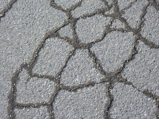 Risse im Asphalt