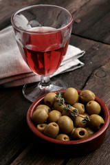 aceitunas y vino tinto