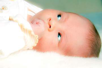 Baby denkt nach