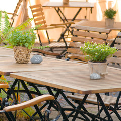 Biergartensaison, Sommerlaune, Holzmöbel