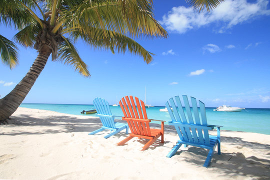 Si&egrave;ges color&eacute;s sur sable blanc