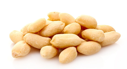 Fototapeta na wymiar peanuts isolated on white