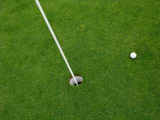 Golfball beim Einlochen