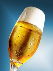 Bierglas vor Blau