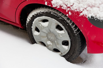Winterreifen eines Autos im Schnee.