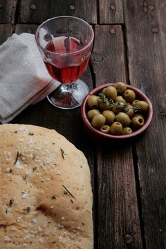 focaccia vino y aceitunas