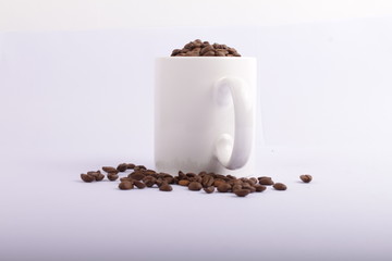 Kaffeebohnen in der Tasse