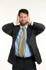 ritratto di businessman che si tippa le orecchie