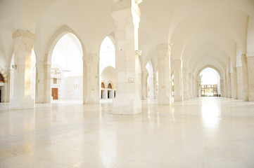 Fototapeta na wymiar Meczet Madina pusty, koncepcyjnego budynku orientalne wnętrze