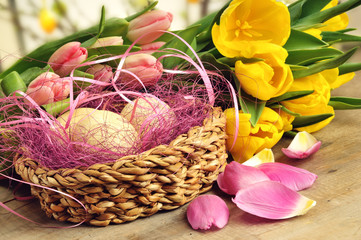 Osternest gerahmt von Tulpen