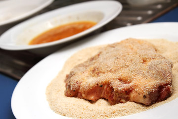 Schnitzel panieren