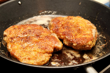 Paniertes Schnitzel in der Pfanne