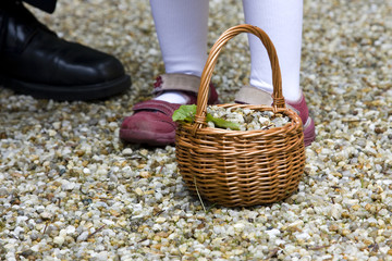 Kind mit K&ouml;rbchen