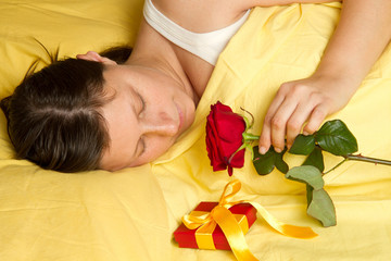 ragazza che riceve regalo