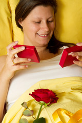 ragazza che riceve regalo