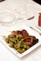 Antipasti mit Kapern, Oliven, Zwiebeln und Tomaten