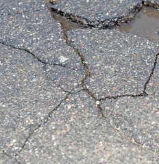 Straßenschaden im Asphalt