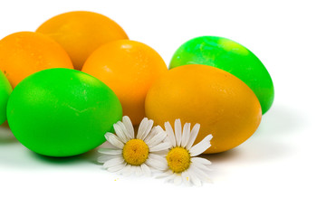 Obraz na płótnie Canvas Easter eggs and chamomiles