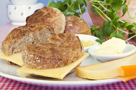 R&ouml;ggelchen mit K&auml;se und Senf / K&ouml;lner Spezialit&auml;ten / Halve Hahn