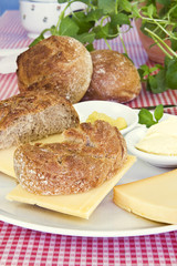 Röggelchen mit Käse und Senf / Kölner Spezialitäten / Halve Hahn