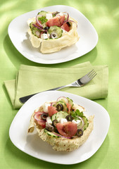 cestini croccanti con insalata ricca