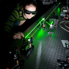 female scientist doing research in a quantum optics lab - obrazy, fototapety, plakaty
