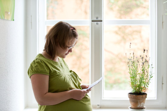 Schwangere ließt Brief