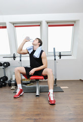 Fototapeta premium man drink water at fitness workout