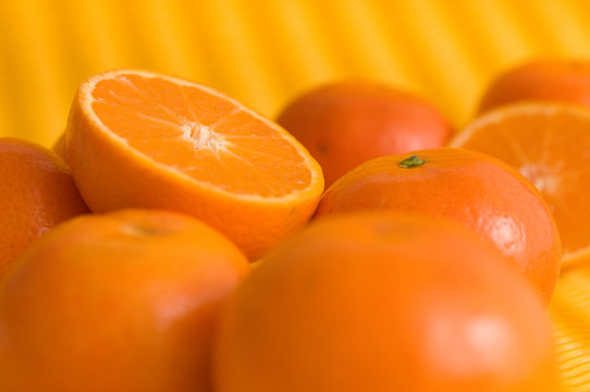 Mandarinen auf gelbem Hintergrund