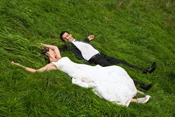 hochzeitspaar liegt in der wiese
