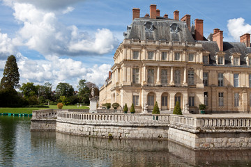 Fototapeta na wymiar Medieval royal castle Fontainbleau and lake near Paris in France