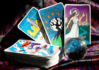 Tarot cards and crystal ball - obrazy, fototapety, plakaty