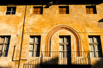 yellow wall inSaluzzo