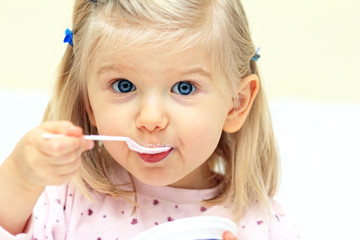 Kleines M&auml;dchen mit L&ouml;ffel