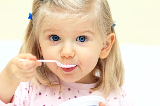 Kleines Mädchen mit Löffel