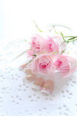 Obraz na płótnie Canvas Pink roses and Manicure set