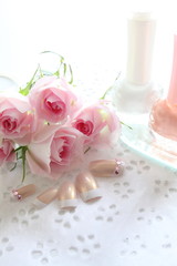 Obraz na płótnie Canvas Pink roses and Manicure set