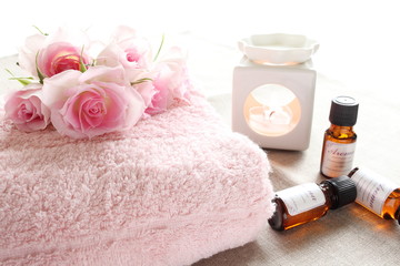 Fototapeta na wymiar Pink roses and aroma goods