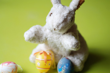 Osterhase weiss auf grün