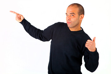 homme qui drige son doigt en direction de quelque chose