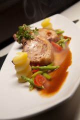 Kotelett mit Spargel in Rotweinsoße