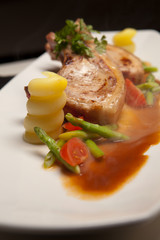 Kotelett mit Spargel in Rotweinsoße