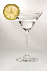 Cocktailglas mit Zitronenscheibe