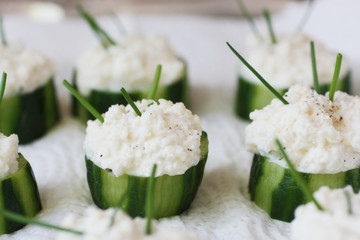 Entrée au concombre et miettes de crabe