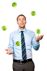 Mann jongliert mit Äpfel