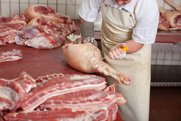 schlachter zerlegt fleisch