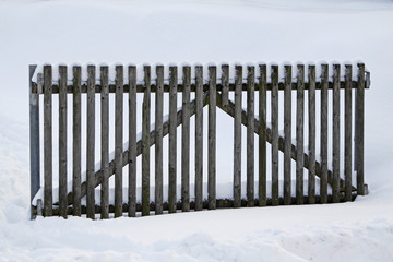 Holzzaun im Schnee