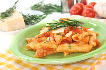Penne mit Tomatensoße und Parmesan